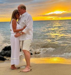 一名男子和一名女子站在海滩上