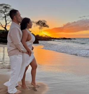 一名男子和一名女子站在海滩上