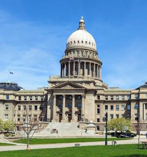 一座顶部有圆顶的大楼