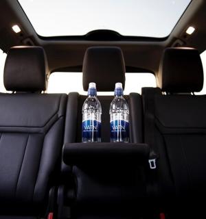 两个水瓶放在汽车后座上