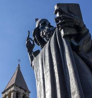 教堂柱子上的女人雕像