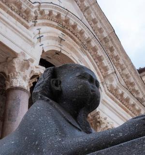 建筑物前的女性雕像