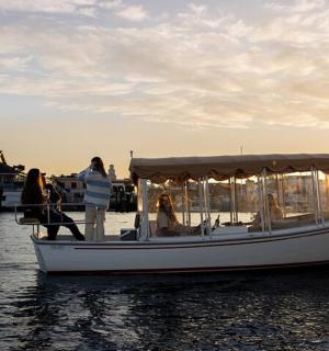 skupina lidí na lodi ve vodě