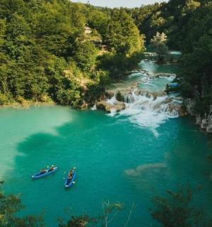 川でボートに乗った人々のグループ