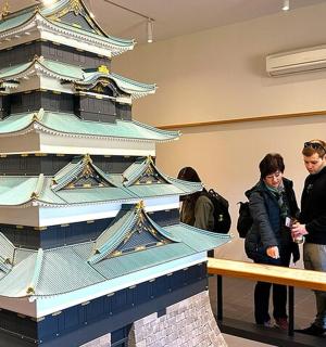 一群人站在宝塔旁边