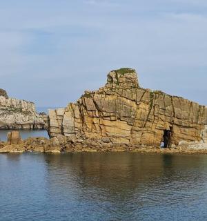 en stor klippeformation i vandet