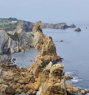 una vista d'una costa rocosa amb l'oceà