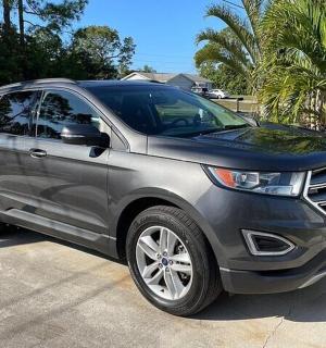 一辆银色汽车停在车道上