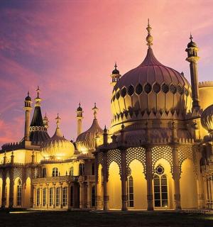 一座顶部有圆顶的大楼