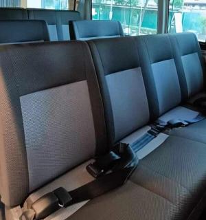 ein leerer Sitzplatz in einem Bus