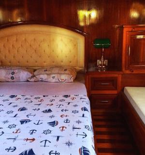 a bedroom with a bed and a bedskirtspectspectssenalsenalsenalsenalsenal