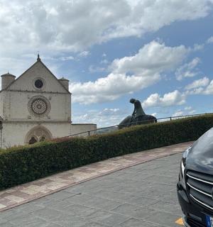 一辆停在教堂前的汽车