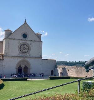 kostel se sochou před budovou