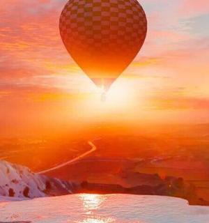 热气球在日落时飞越悬崖