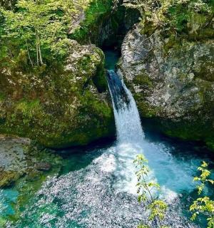 pemandangan udara air terjun di sungai