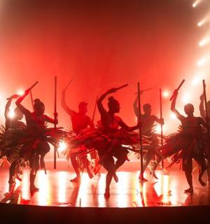 skupina lidí tančících na pódiu