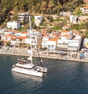 城市附近水中的一艘帆船