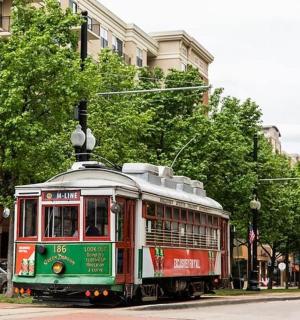 一辆有轨电车行驶在城市街道上