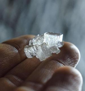 一只手握着一块晶莹的冰