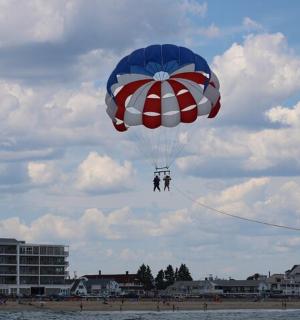 osoba létání s padákem na pláži