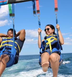 Dva lidé jsou na vodě v oceánu