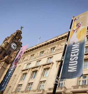 一座有钟楼和横幅的建筑