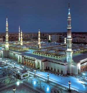 一座有很多人的清真寺的大楼