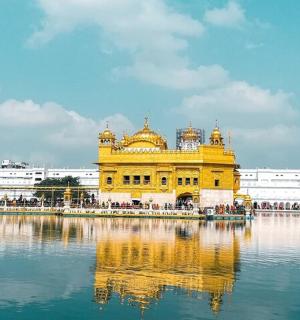 一座黄色的大楼及其在水中的倒影