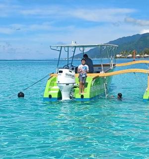 ein Junge steht auf einem Boot im Wasser