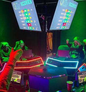 skupina lidí hrajících videohru v místnosti