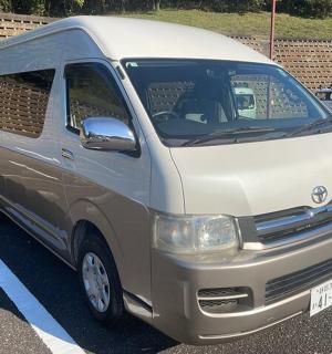 一辆银色货车停在停车场