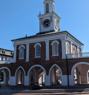 一座顶部有钟楼的建筑