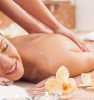 一位女士在水疗中心接受按摩