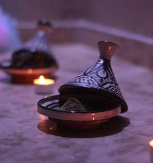 črno-bela vaza s svečami na tleh