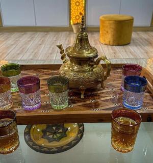 桌上的茶壶和玻璃杯