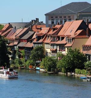 河上的船和房屋