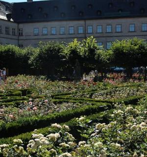 建筑物前的花园