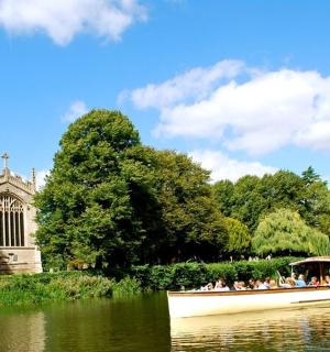 教堂前的水上停着一艘满载人的船