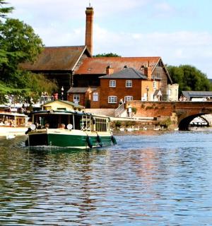 桥边水中的一艘绿色小船