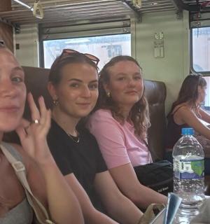 skupina žen sedících v autobuse