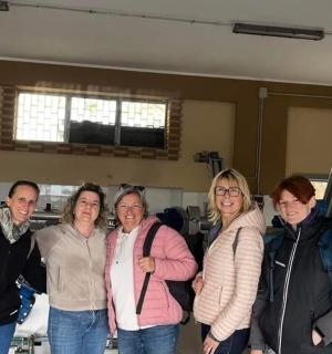 skupina lidí pózujících pro fotografii