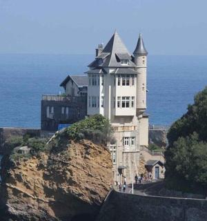 海边悬崖上的一座白色大楼