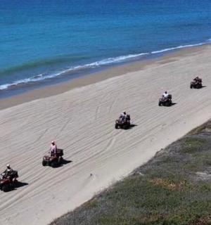 一群人在海滩上骑摩托车