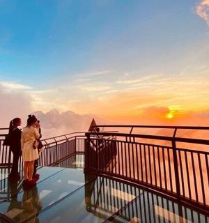 两个人站在观景台上欣赏日落