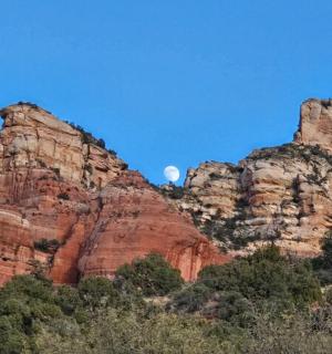 一座山，山后有月亮