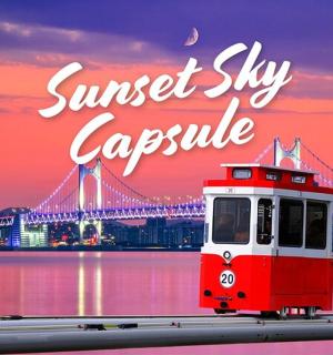 桥前停着一列红白相间的火车