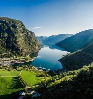 山中湖泊的鸟瞰图