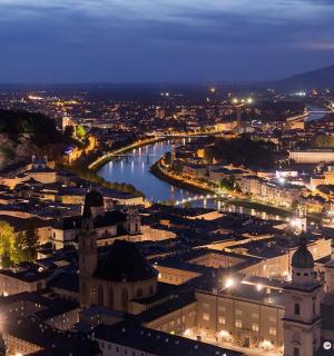 Поглед из ваздуха на град ноћу