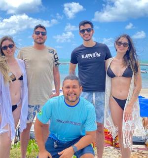 eine Gruppe von Menschen steht am Strand