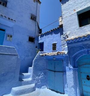 modrobílá budova s modrými dveřmi